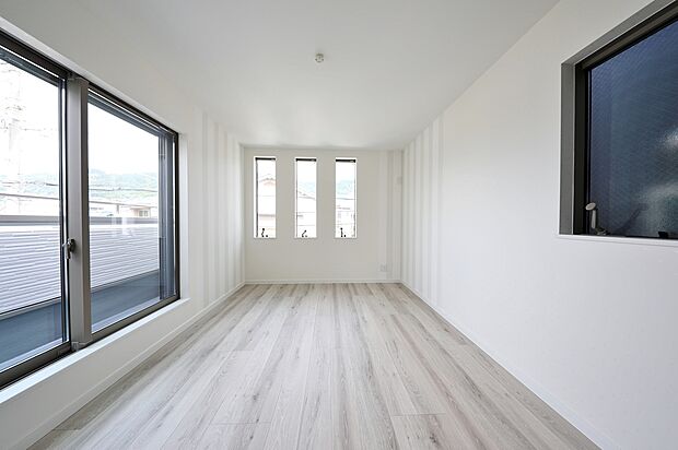 【【施工例】子供部屋】お子様の成長に合わせて使いやすい部屋です。明るい自然光が差し込み、リラックスした雰囲気を演出。お子様が勉強や遊びに集中できる環境です。