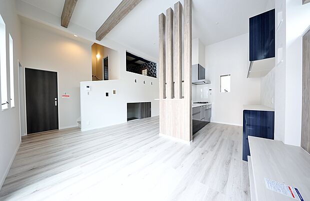 【リビング(当社施工例)】自然光がたっぷりと差し込むリビングで、一日中心地良い明るさが保たれます。FIX窓は外の景色を引き立てるだけでなく、室内の空間を広く感じさせる効果もあります。