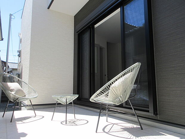 【【当社施工例】テラス】陽当たりの良いテラスでは、お天気の良い日にはティータイムを楽しんだり、読書を楽しんだりと特別なスペースとして活用いただけます。