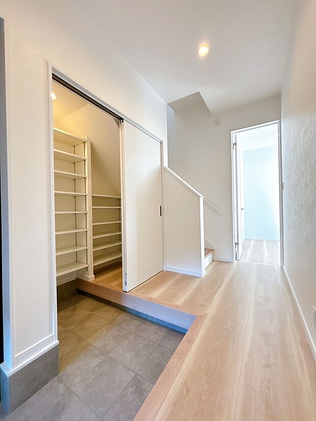 【【施工例】土間収納】玄関からすぐにアクセスできる便利な土間収納は、日常的に使う物やアウトドア用品などをスッキリ収納できるだけでなく、おしゃれで機能的な空間づくりにも一役買ってくれます。
整理整頓が簡単になり、玄関周りがいつでもすっきり。