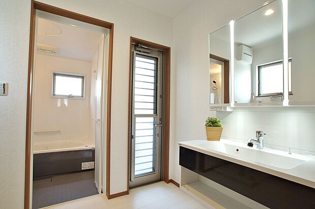 【勝手口】【プラン例】勝手口の外にはゴミ置き場としてや物置場所として等、使い勝手が様々で便利なスペースです。