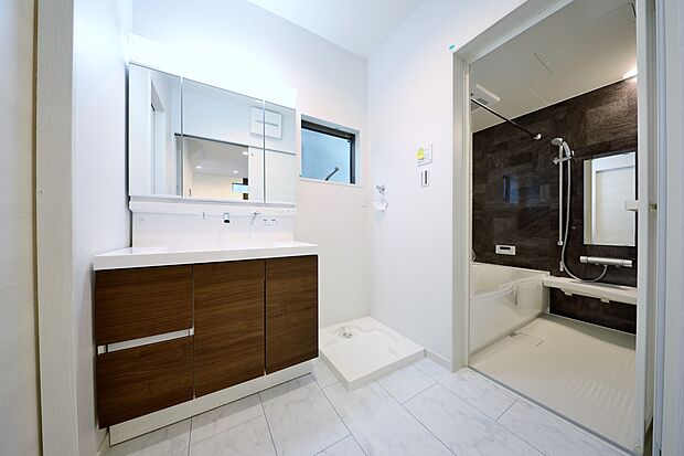 【【プラン例】洗面所・浴室】洗面所と浴室のアクセントパネルのカラーを揃えて、空間に統一感とお洒落さをプラス。毎日の身支度や入浴が気持ちよく過ごせます。