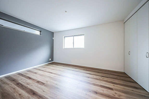 【【プラン例】洋室】ブルーグレーのアクセントクロスで落ち着きと遊び心を両立した洋室。