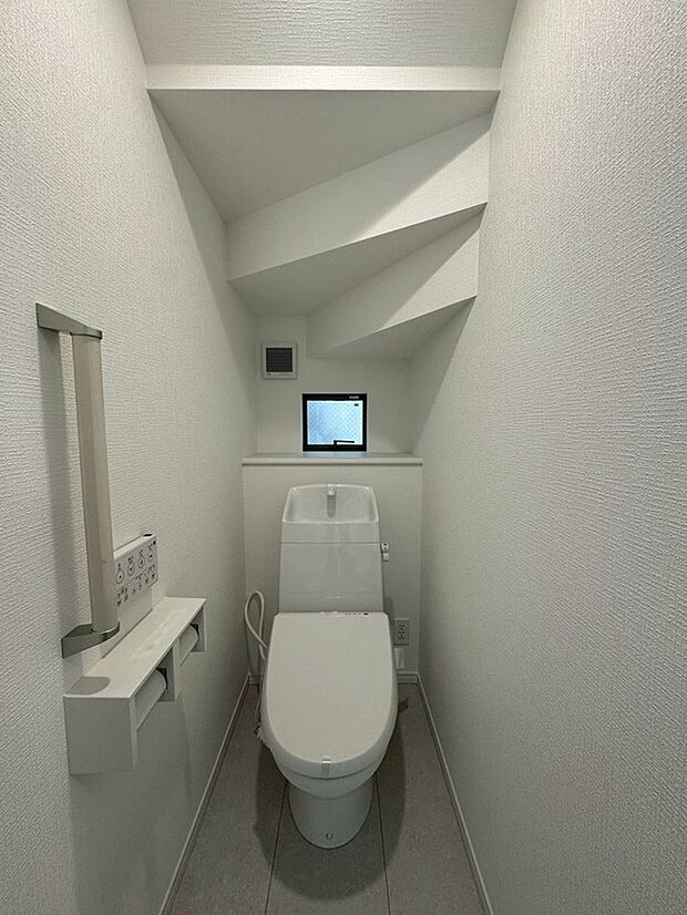 【トイレ】1階にトイレを設置しており、来客時も気兼ねなくご利用いただけます。生活空間と分けて使えるため、プライバシーにも配慮された間取りです。
