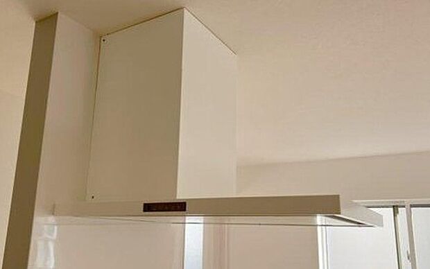 【レンジフード】スタイリッシュな薄型レンジフードを採用。調理中の煙やにおいを効率よく換気し、キッチンを快適に保ちます。