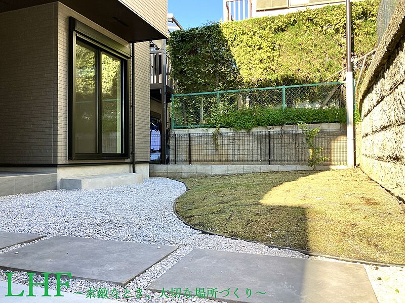 【奥中野で57坪Relax】
西武新宿線「新井薬師前」駅まで徒歩5分。JR中央線「中野」駅や都営大江戸線も徒歩圏内にあり、利便性の高い立地です。独創性のある約57坪の敷地に中庭付きのゆとりある邸宅。