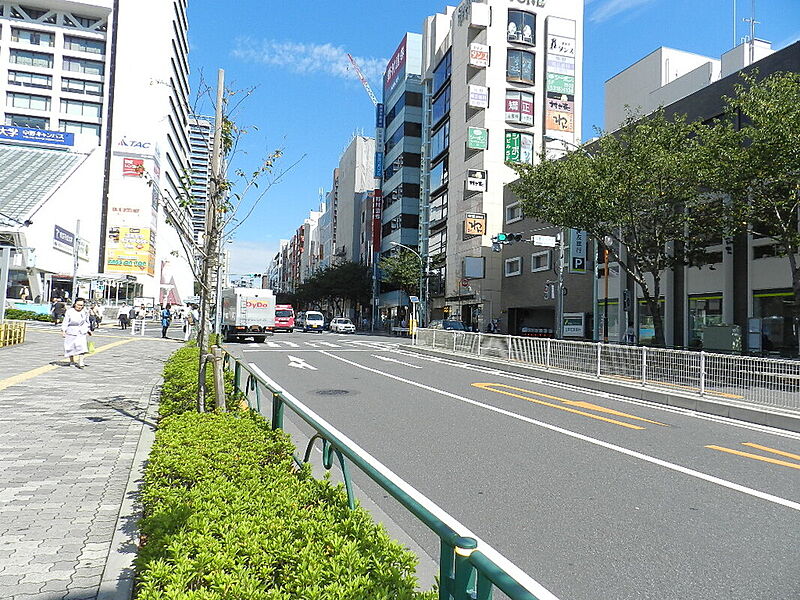 活発な再開発が進んでいる「中野」駅前の「中野通り」