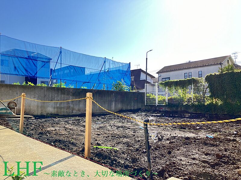 【ライフ・タウン下井草XXII】
西武新宿線「下井草」駅まで徒歩10分！固定階段式ロフト付き、ゆとりある「4LDK」新築戸建。カースペース1台分有り(車種による)。