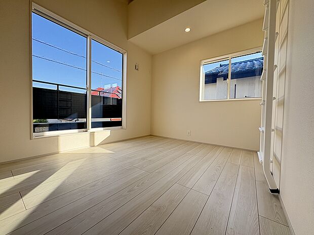 【洋室/約6.5帖】
約6.5帖と洋室の中で1番広く、勾配天井仕様で開放感があります。主寝室としてもおすすめの1室です。/2026.1.17撮影