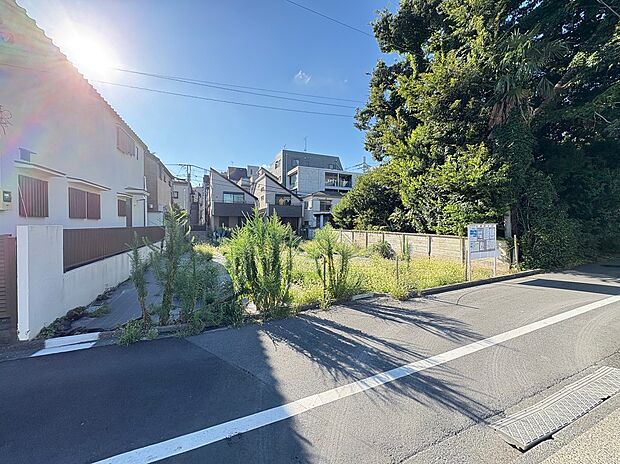 【現地土地写真】
建ペい率は50%、容積率は100%。東京電力・公営水道・都市ガス・本下水の設備を使用可能です。