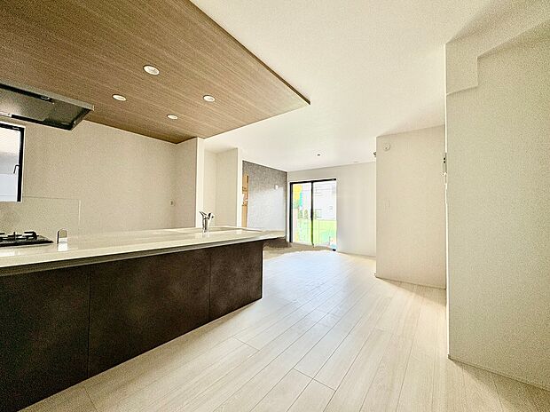 【LDK/3号棟※成約】
3面採光が確保された、約16.12帖のLDK。ハイトーンを基調とした明るく心地よい空間です。ご家族みなさまでのんびりと団らんの時間を過ごすことができそうです。