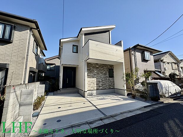 【蘆花の佇まい】
杉並区上高井戸1丁目、京王線「芦花公園」駅まで徒歩8分の立地に「3LDK」新築戸建が誕生。WICやSICなど収納が充実した住まいです。吹抜けリビングでゆったりと寛いで過ごせます。