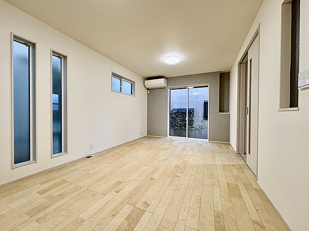 【LDK/5号棟】
洗面室と隣接しており、家事動線良好です。掃き出し窓にはシャッターが設置されています。防犯・防災・快適性の向上に繋がります。