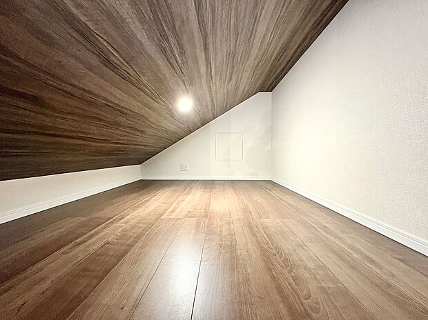 【ロフト/1号棟】
LDKから行き来できるロフトです。季節品やご家族のアルバムなど、お持ち物を一か所にまとめて収納することができます。