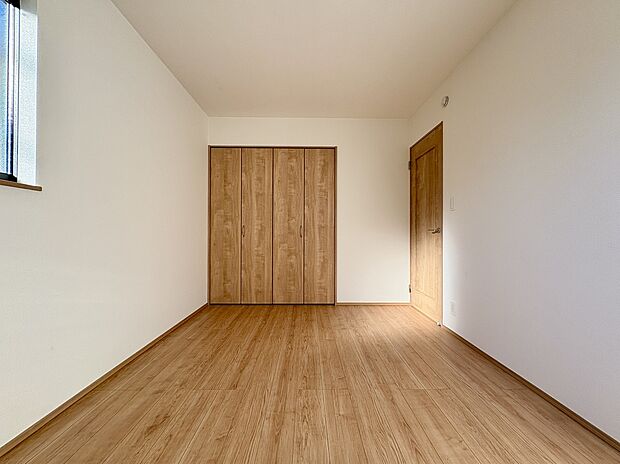 【南東側洋室/約6帖】
洋室は全て2面採光が確保されており、陽当たり・通風良好です。各洋室は振り分けタイプの配置です。