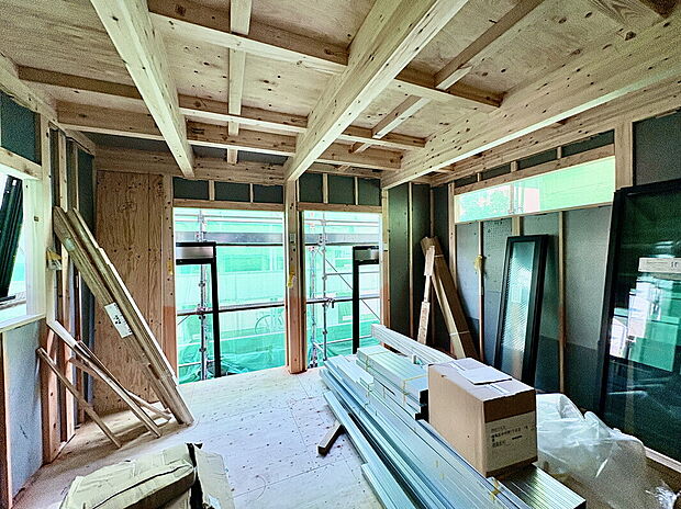 【内観/上棟】1階には洋室が3室、2階にはLDKと水回り設備・洋室が1室配されています。トイレは各階にあります。暮らしの中心が2階のワンフロアに集約されており、生活動線スムーズな設計です。