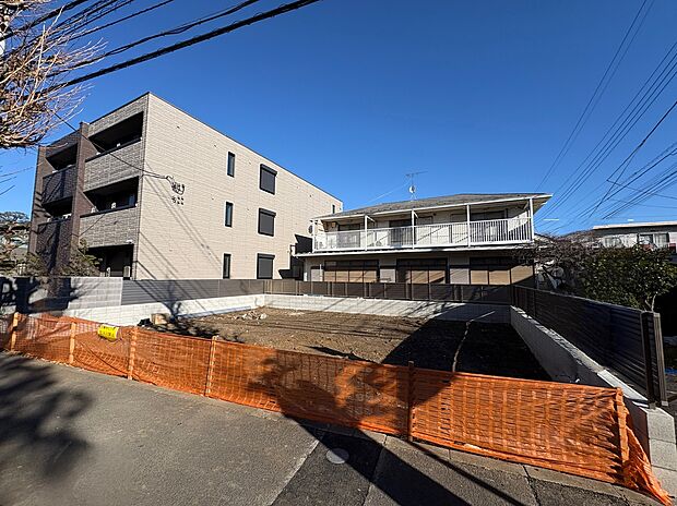 【現地写真】
敷地と道路の高低差も少なく、前面道路には歩道が設けられています。自転車やベビーカーでの移動もスムーズに行えそうです。