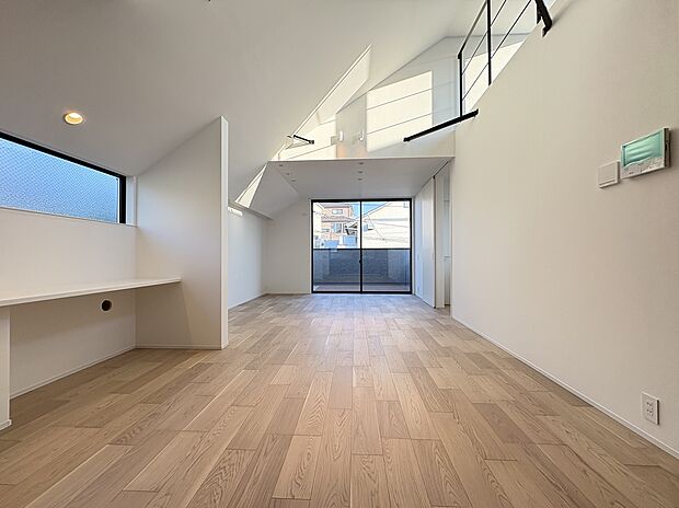 【LDK/約23.6帖】
生活のメインスペースとなるLDKは、約23.6帖。吹抜仕様で、開放感を感じられます。3面採光が確保され、明るく風通しの良い空間です。