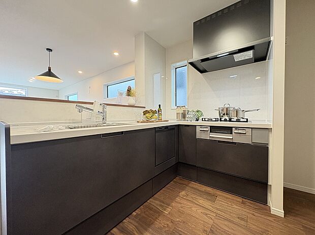 【現地写真】
ゲート付きカースペースを2台分備えた48坪超のゆとりある敷地。周辺は低層住宅が並ぶ第一種低層住居専用地域ですので、落ち着いた住宅街です。/2026.3.15撮影