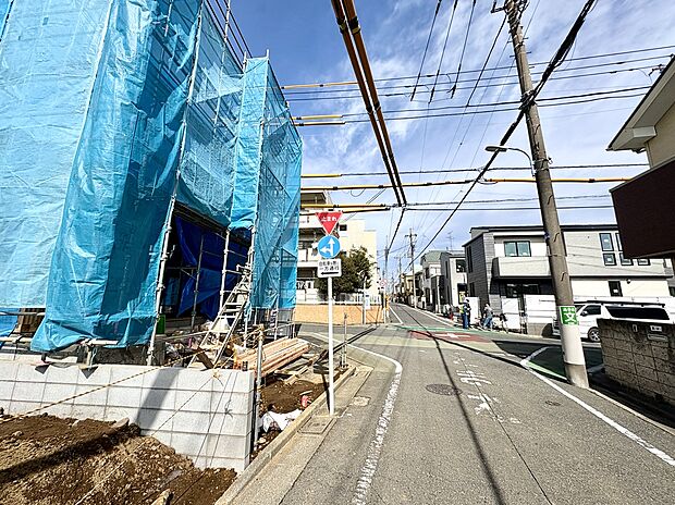 【前面道路含む現地写真】
ファミリーマート 杉並清水早稲田通り店まで徒歩4分(約250m)。スーパーやコンビニエンスストア・ドラッグストアが徒歩5分圏内に揃う、日々の暮らしにも便利な住環境です。