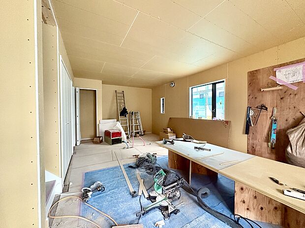 【施工写真】
全窓に断熱性の高いペアガラスが使用されています。床暖房や浄水器・食器洗乾燥機、浴室暖房乾燥機など、随所に便利な設備が揃っているのも魅力です。