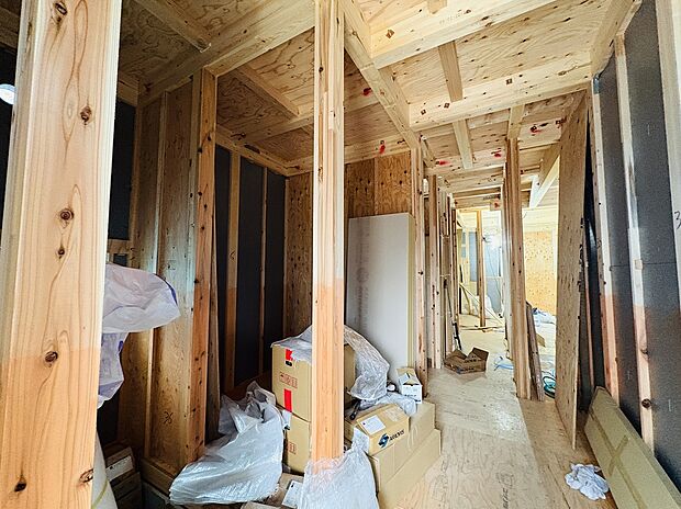 【木工事序盤】開放感あるLDKに、パントリーやWICなど豊富な収納が備わった快適設計。家事動線も整い、家族が自然と集まる居心地の良い空間です。