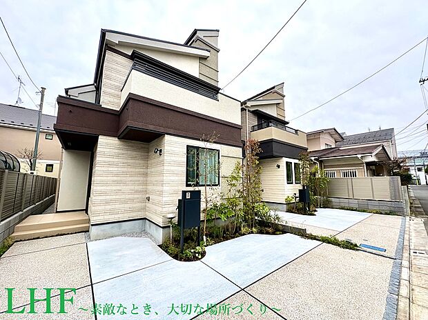 【杉並区宮前5丁目】
小学校・中学校が徒歩4分圏内にあり、お子さまが長い期間負担なく通うことができます。周辺は第一種低層住居専用地域に位置する閑静な街並み。