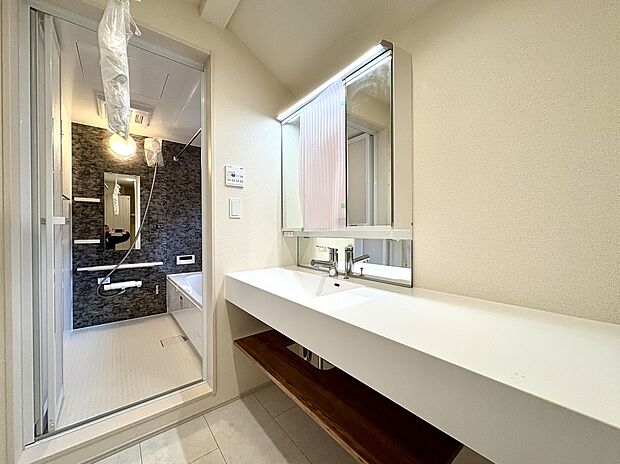 【洗面所】
ゆとりある広さが確保された洗面所。室内物干し・ハンガーパイプ付きの収納があります。キッチンとの距離が近く家事動線も良好です。