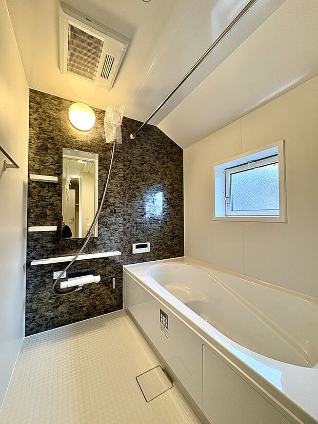 【浴室】
1日の疲れを癒していただける浴室。ゆったりとした浴槽で、お子様との入浴の際も快適にお過ごしいただけます。浴室暖房換気乾燥機付きです。