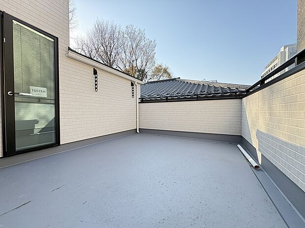【屋上】
プライベート性が保たれた屋上付きの住まい。洗濯物を干すのはもちろん、ガーデニングやお子様の遊び場、BBQなど用途は多彩。ご家族の充実したおうち時間を過ごせます。