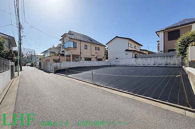 【現地土地写真】
柏の宮公園まで徒歩1分のロケーション！第一種低層住居専用地域の閑静な住宅街に位置しています。京王井の頭線「浜田山」駅まで徒歩10分など、生活にも便利で幅広い世代の方におすすめです。