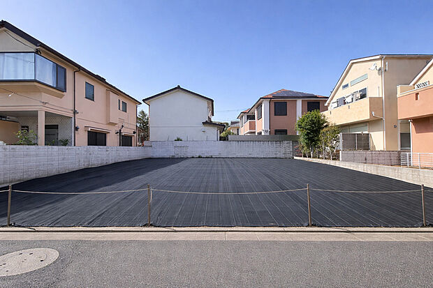 【現地土地写真】
第一種低層住居専用地域に位置しているので、将来的に高い建物が建ちにくく、住環境が守られやすいです。実際の陽当たりの状況や前面道路の交通量、周辺環境など詳しくはお問合せください。
