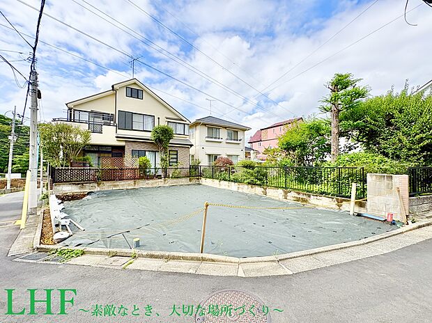 【前面道路を含む現地写真】
青空広がる低層エリアに陽だまり溢れる南西角地の限定1棟が誕生。京王井の頭線「浜田山」駅まで徒歩13分。複数路線が利用でき、利便性が高い立地です。