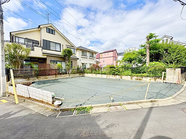 【前面道路を含む現地写真】
開放感溢れる南西角地に位置します。前面道路との高低差があまりないので、自転車やベビーカーでの出入りの際もスムーズです。