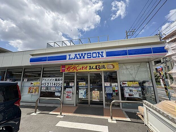 ローソン 杉並今川二丁目店まで約47m 徒歩1分。何かちょこっと買い出しに行きたいときや、飲み物だけサッと買いたいときなどに、気軽に立ち寄れる距離にあります。