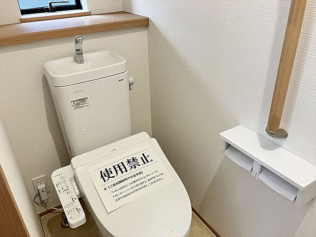【【トイレ/2号棟】】1年を通して快適に使える温水洗浄便座付き。トイレは各階にありますので、来客時も気兼ねなく使えます。