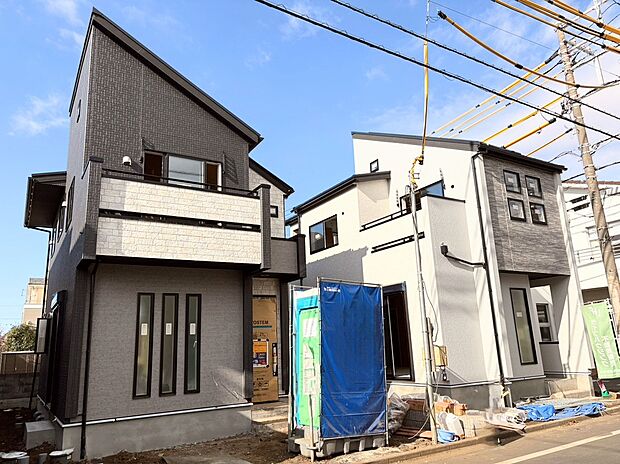 【【現地写真】】各棟カースペース1台分(車種による)が確保されており、カーライフを楽しむことができます。バイク・自転車置き場としても重宝するスペースです。※1号棟成約/2025.11.29撮影