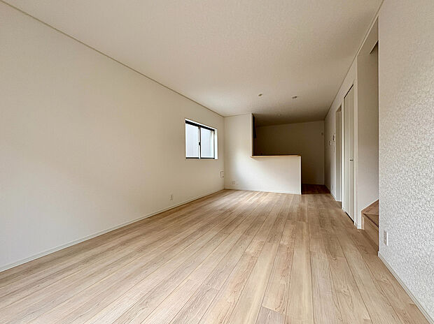 【【LDK/約15.75帖】】南側の掃き出し窓を中心に2面採光が確保された、明るく風通りの良いLDK空間。リビング階段・対面式キッチンが採用された、ご家族のコミュニケーションが深まる住まいです。