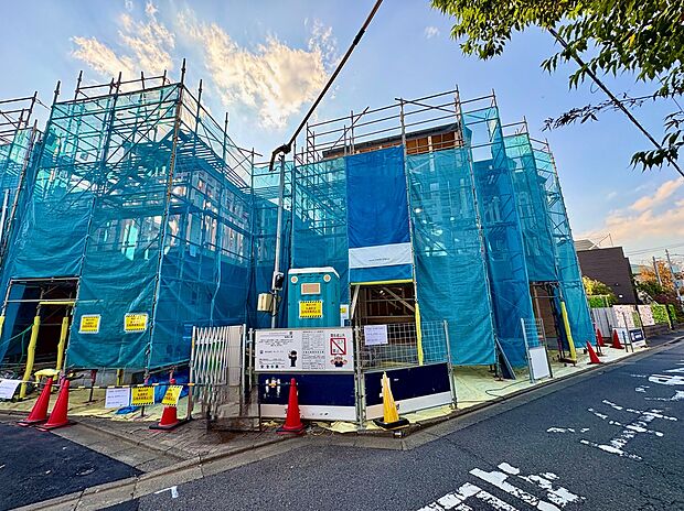 【【前面道路含む現地写真】】保育園・幼稚園、公園が徒歩3分圏内にあり、これから子育てを始められるご家族にもおすすめの住環境です。スーパー・コンビニ、ドラッグストアなどが徒歩6分圏内に点在しているため、日々の買物も便利に行えます。