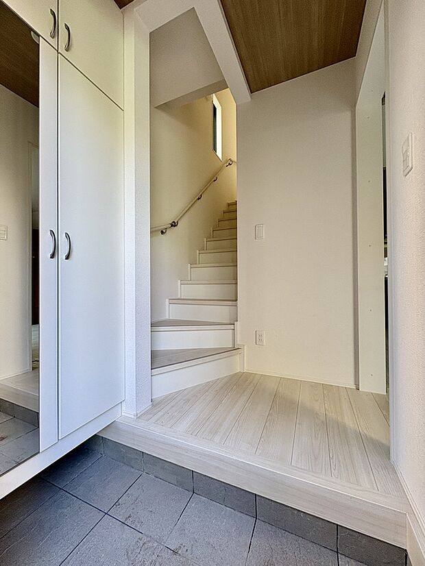 【【玄関/3号棟※成約】】玄関に天井高フロートタイプの下足入が設置されているため、ご家族の靴をスッキリと収納できます。ミラー付きですので、お出かけ前の身だしなみチェックもスムーズに行えます。