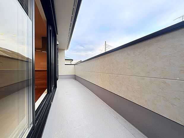 【【2階バルコニー】】LDKから出入りできるバルコニー。南向きのため陽当たり良好。よく晴れた日は、洗濯物がカラッと乾きそうです。