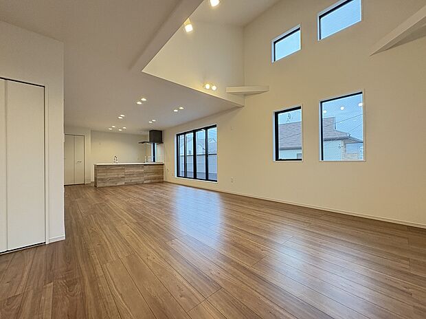 【【LDK】】2階に洗面所・浴室などの水回りが集約されています。洗濯物をそのまま2階バルコニーへ干すことができ、家事動線がスムーズです。