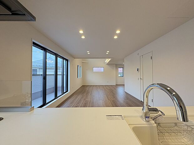 【【LDK】】対面式キッチンが採用されています。キッチンからリビング全体を見渡すことができ、ご家族との会話が弾む空間です。