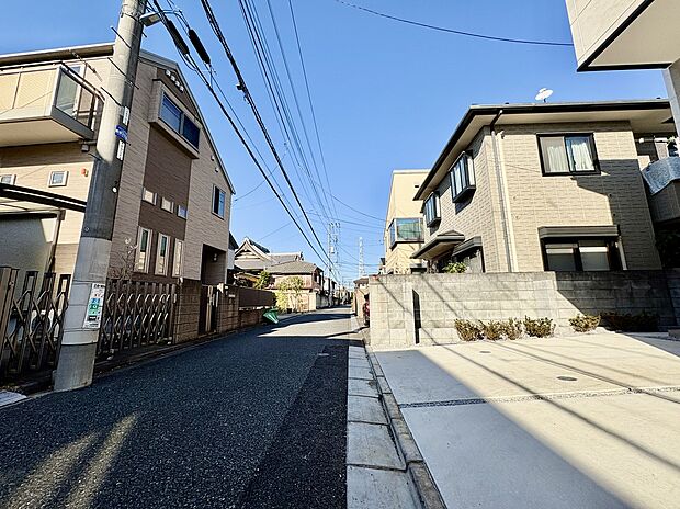 【【前面道路】】幅員約4.0mの公道に面します。ベビーカーや自転車で出入りしやすい舗装済みの道路です。