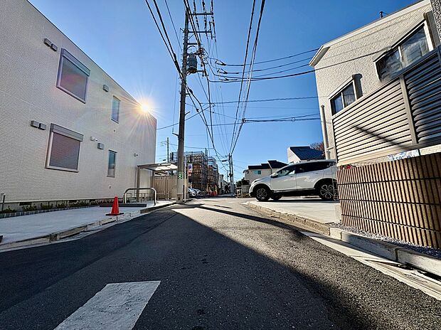 【【前面道路】】杉並第九小学校まで徒歩4分(約270m)、東原中学校まで徒歩7分(約500m)。保育園や公園も身近に揃い、子育て世帯にも嬉しい住環境です。