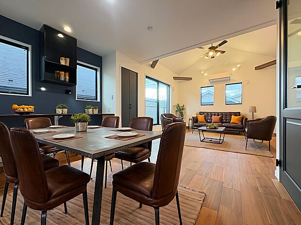 【【LDK/約19.07帖】】2階に配置されたLDKは外からの視線が気になりにくく、ご家族でゆったりのびのびと寛げます。リビング上部は勾配天井が採用され、開放感があります。