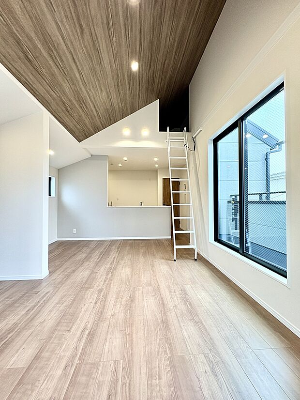 【【LDK/約19.87帖/1号棟】】開放感ある吹抜け空間。南側バルコニーに面し、自然光を取り込みます。ロフトやパントリーが備わっており、お持ち物がすっきり片付きます。