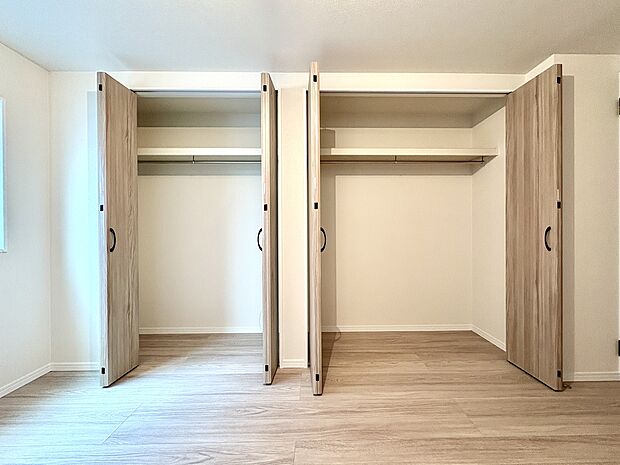 【【クローゼット/約6.72帖洋室/2号棟】】ハンガーパイプと枕棚付きのクローゼット。折戸タイプのクローゼットドアは、内部を見渡しやすく、必要な物をさっと取り出すことができます。