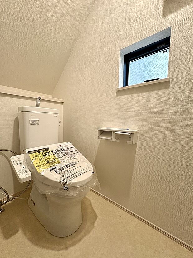 【【トイレ/1階】】玄関からアクセスしやすく、お出かけ前や帰宅後にすぐ利用できる便利な配置。温水洗浄便座付きで、一年を通して快適に使えます。