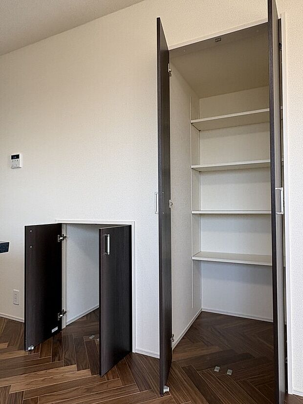 【【リビング収納】】LDKに2つの収納が備わっています。リビングで散らかりがちな書類や小物の整理、掃除機の収納、日用品のストックなどに利用できます。